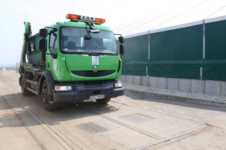 Zielony samochód ciężarowy (hakowiec)