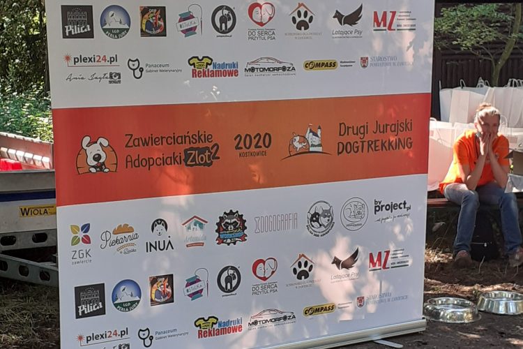 Tablica ze sponsorami biegu