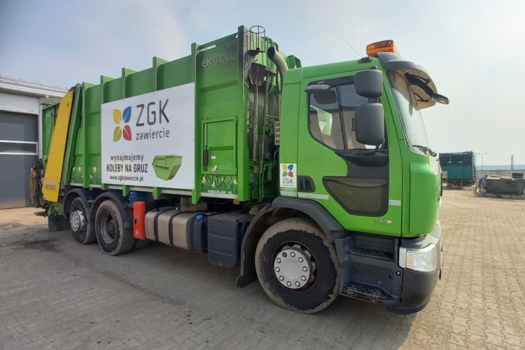 Zielony samochód ciężarowy typu śmieciarka